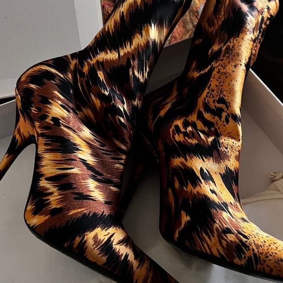 Balenciaga Knife Stretch Jersey Ankle Boots.
Tan, brown and black.
Pull on - Picture 4 of 11